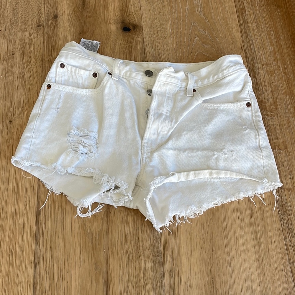 White 501 Levi shorts